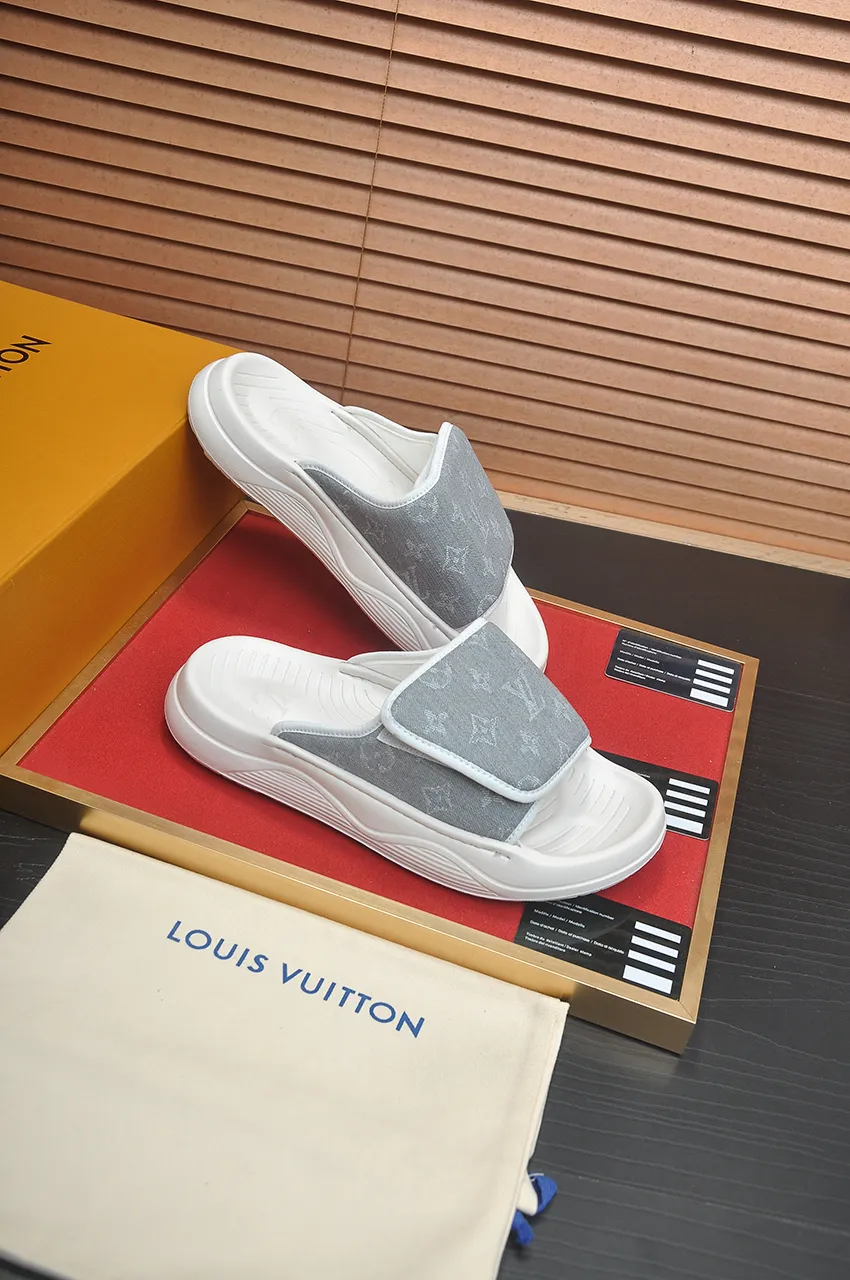 Men's men's shoes 💰340💶 [Louis Vuitton LV slippers] (high-end cowhide) counter 1:1 fashion style, a must-have for summer! The designer used LV’s iconic outsole. The original simple slippers instantly become fashionable! The upper is made of flexible special cowhide leather straps alternately, and the workmanship is exquisite! A must-have for stylish men in summer, size 38-45 (45 customized)